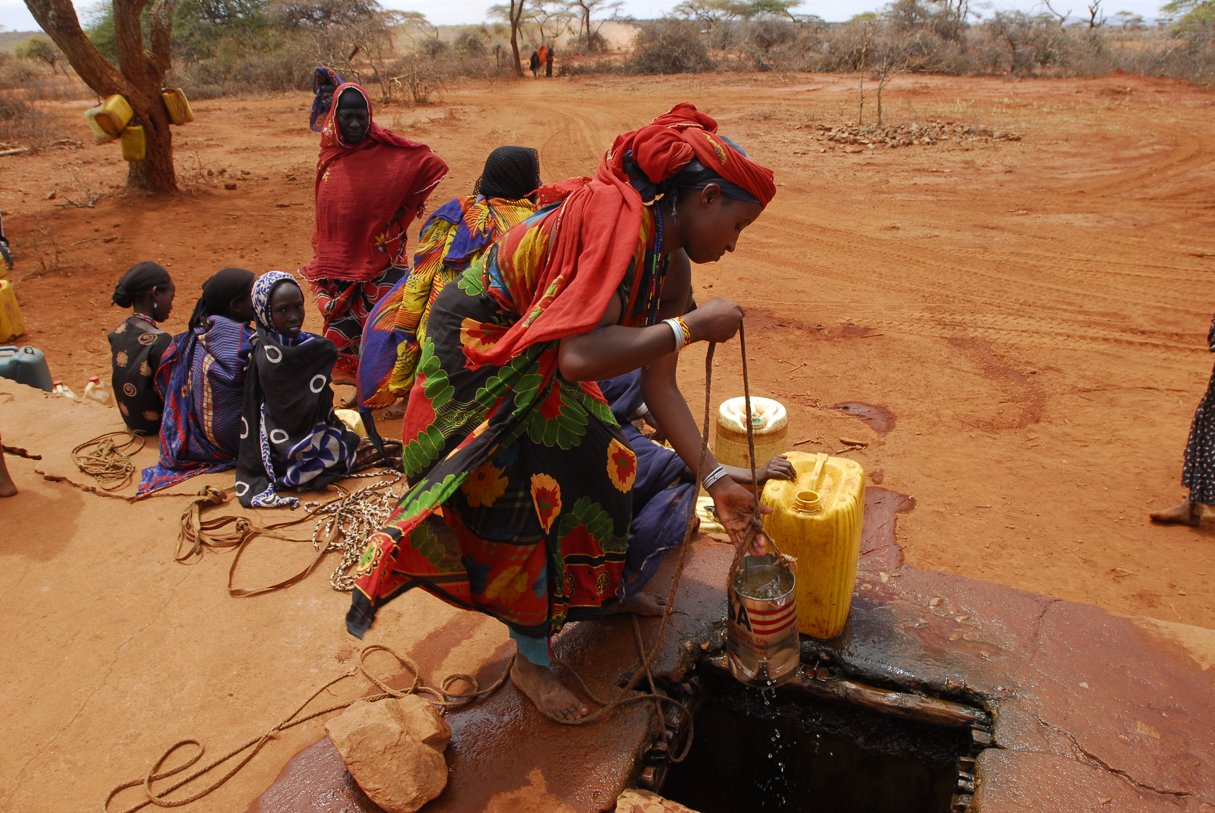 Ethiopian women fetching water (c) UNICEF